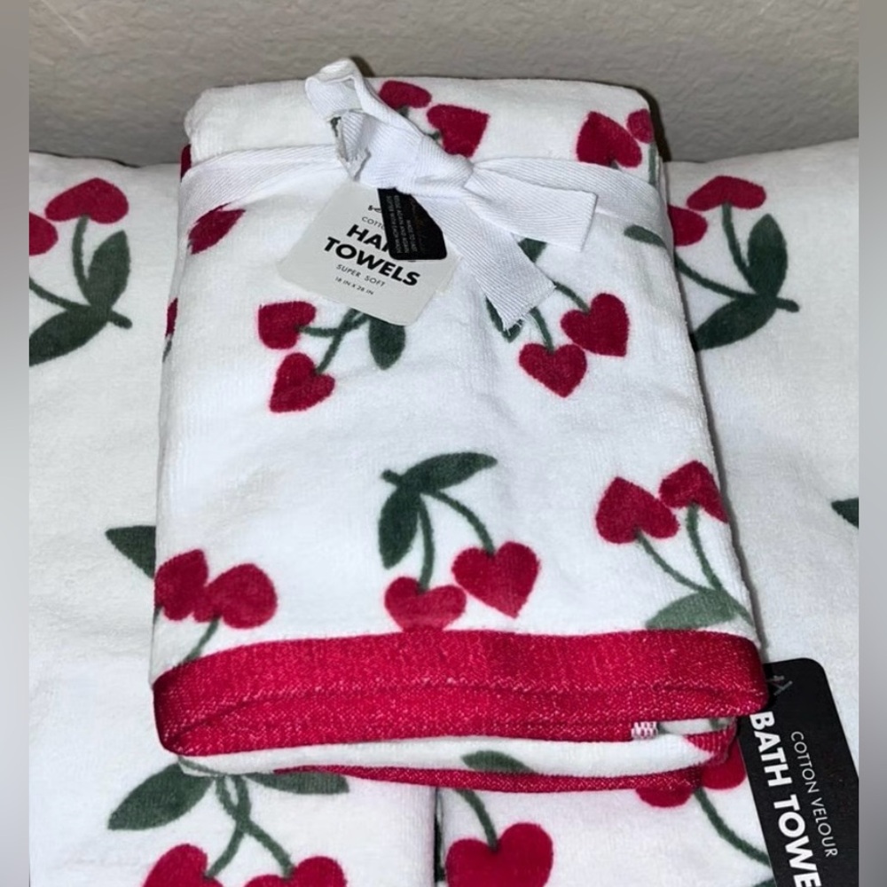 NWOT Envogue cherry heart print hand towels